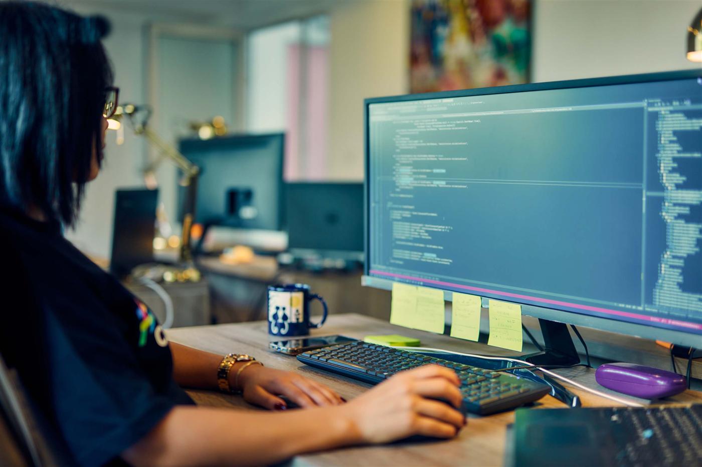 Entwicklerin beim Programmieren individueller Software