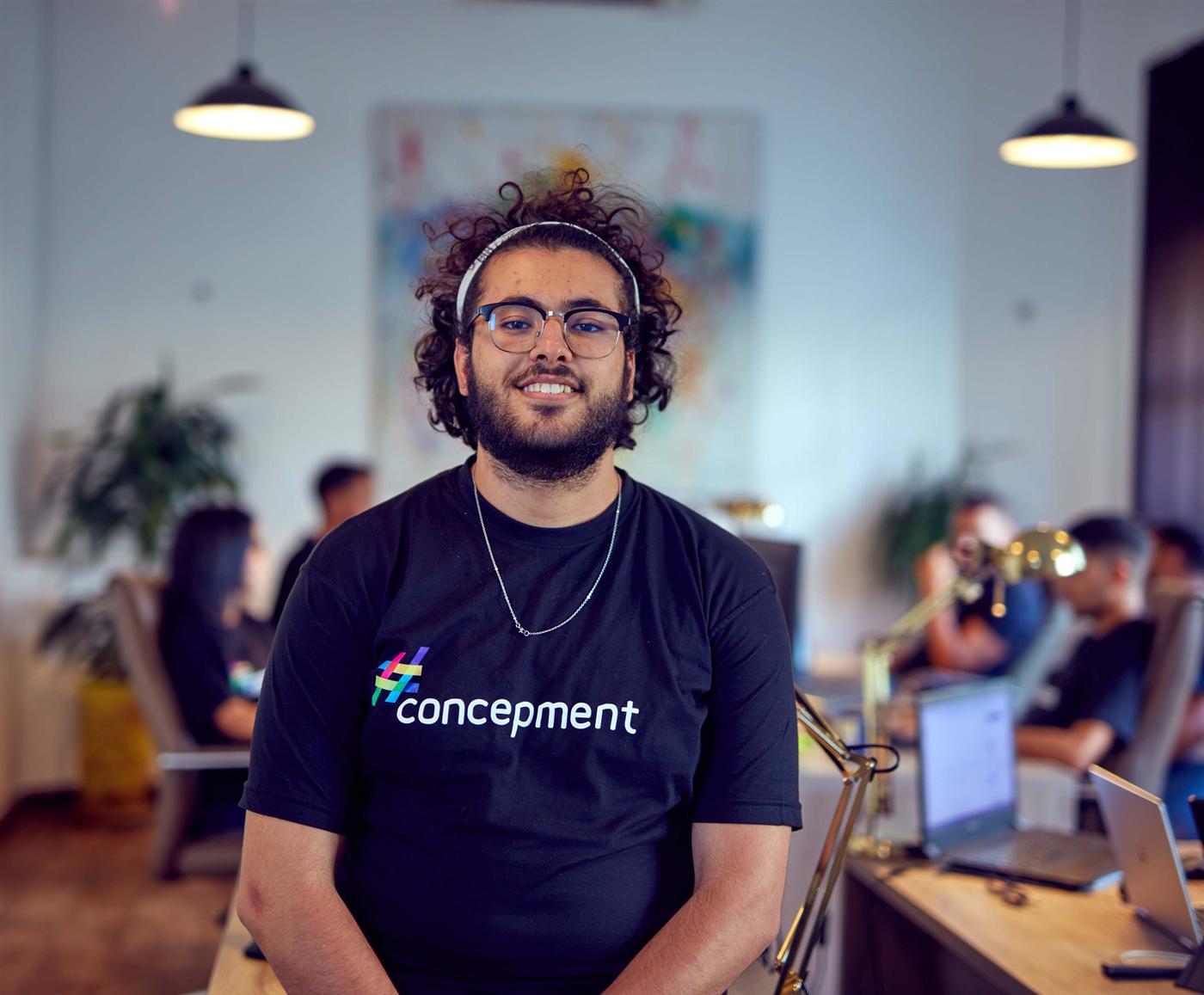 concepment Entwickler mit dem Team im Hintergrund